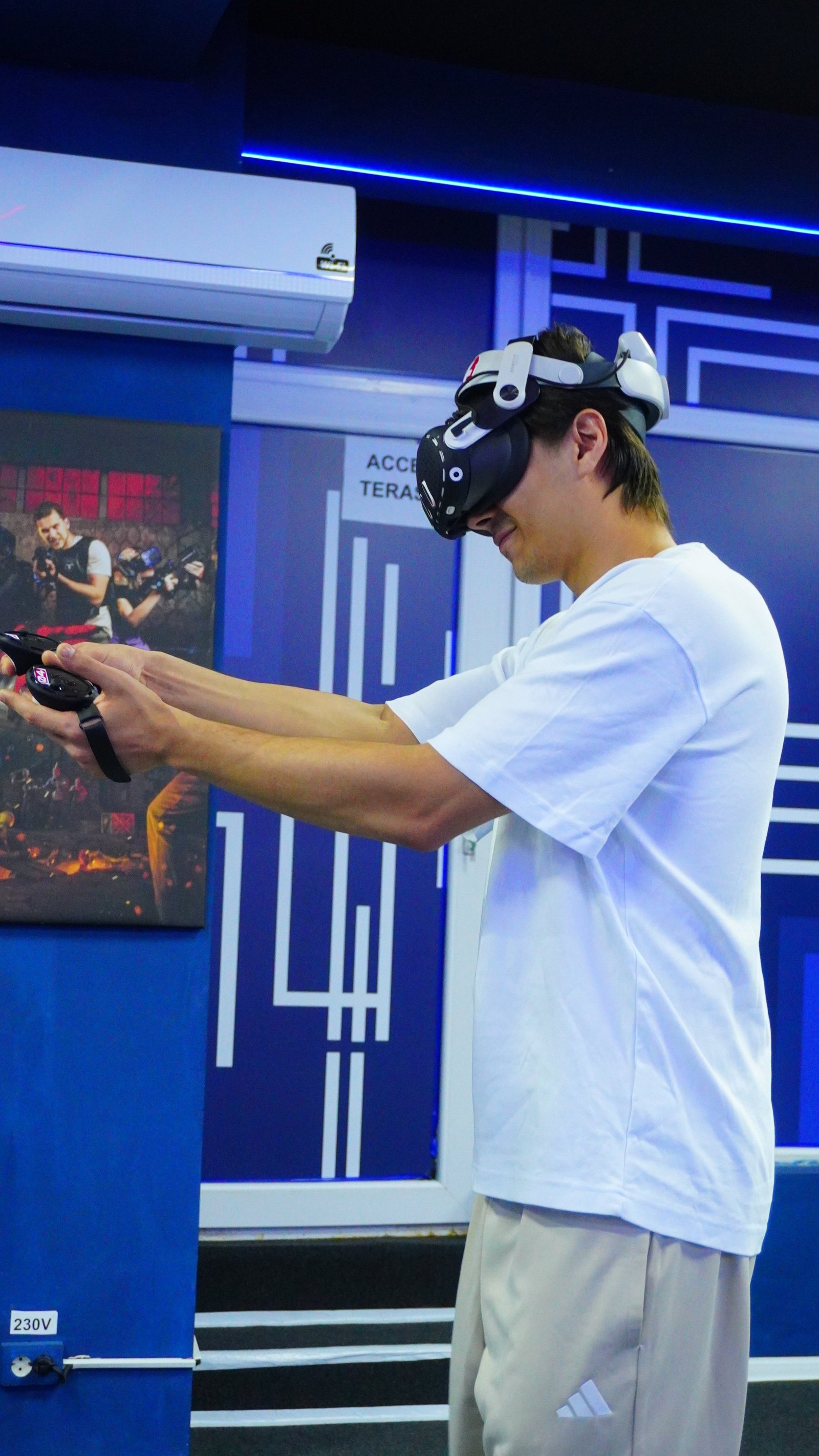 Clienți fericiți Another World VR Arena